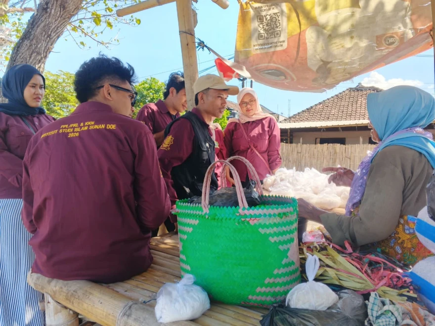 Mahasiswa KKN Institut Studi Islam Sunan Doe Melaksanakan Survei Penjual Garam Untuk Menggali Potensi Ekonomi Lokal Desa Pijot