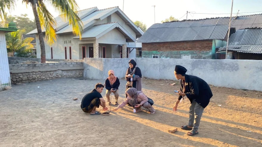Mahasiswa KKP UIN Mataram Laksanakan Pengukuran Arah Kiblat melalui Fenomena Rashdul Kiblat di Masjid Nurul Yaqin Padak